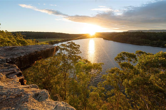 Hanging Rock Lookout overlooking Shoalhaven River at Nowra, New South Wales. Image courtesy of DNSW.